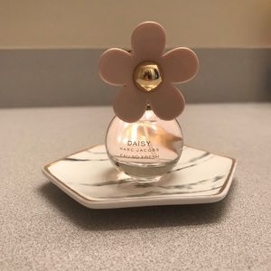 daisy eau so fresh purse spray